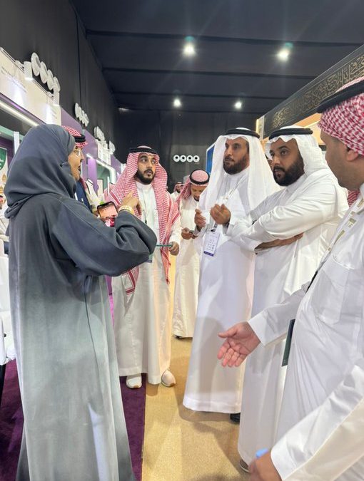 تشرفت جمعية طب القدم و الكاحل بزيارة نائب محافظ الهيئة العامة للأوقاف لقطاع المصارف وخدمات الأوقاف أ.عبدالرحمن العقيّل لجناح الجمعية المشارك في #مؤتمر_ومعرض_الحج .  حيث التقى برئيس مجلس الإدارة د.نورة المغربي والإطلاع على المبادرتين لخدمة الحجاج من قبل الجمعية لحماية أقدام الحجاج و المعتمرين وتوفير حقيبة علاج وحماية أقدام الحاج وحذاء صحي مناسب لأداء مناسك الحج موافق لشريعة الإسلامية.