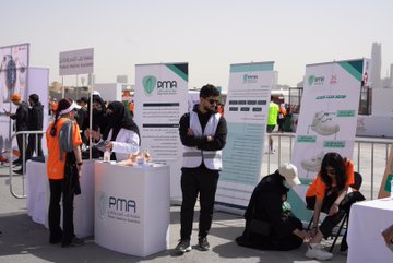 شاركت جمعية طب القدم والكاحل في #ماراثون_الرياض وسط  عدد كبير المشاركين ، وقدمت الجمعية تقديم الرسائل التوعوية حول العناية بالقدمين والوقاية من الإصابات الشائعة أثناء وبعد الجري ، بالإضافة إلى تقديم الإسعافات الأولية  .